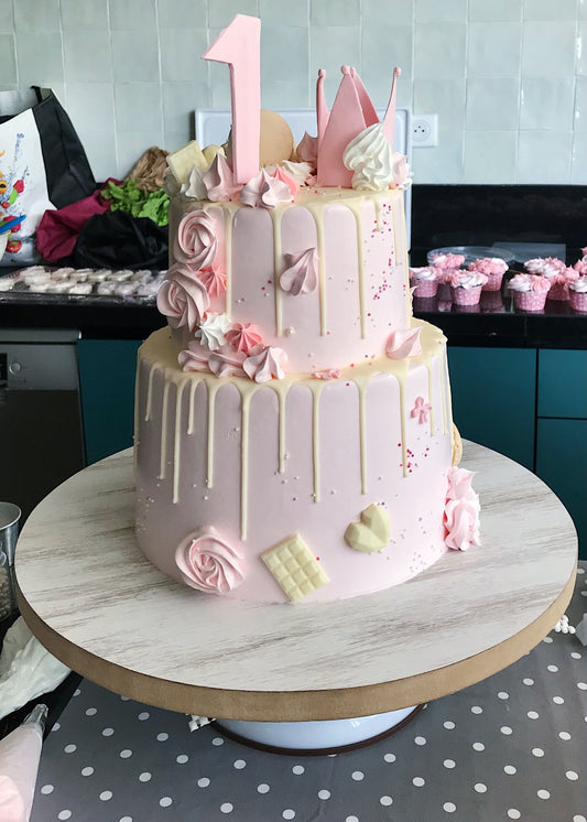 Gâteau rose bébé à deux niveaux